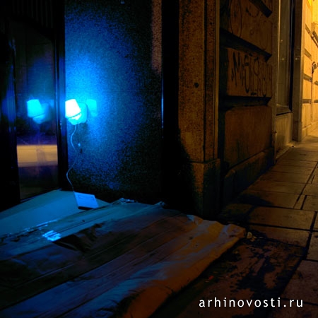 Люзинтерраптус (Luzinterruptus) организовали инсталляцию прямо на улицах Мадрида.