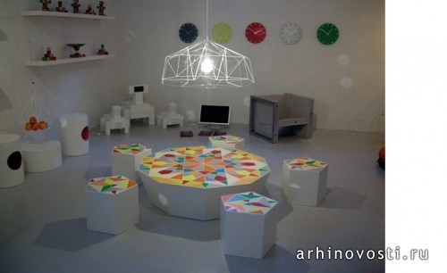 Стол и стулья, "Не питайте шведов" (Don't Feed the Swedes).