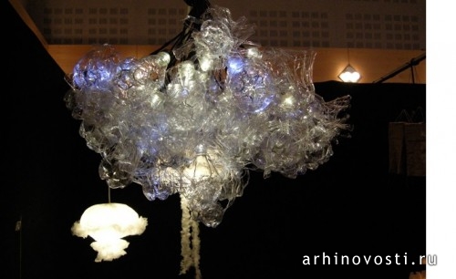 Люстра из пластиковых бутылок, автор Кристин Биль (Krisitin Bille), Университет Гетенбурга (University of Gothenburg).