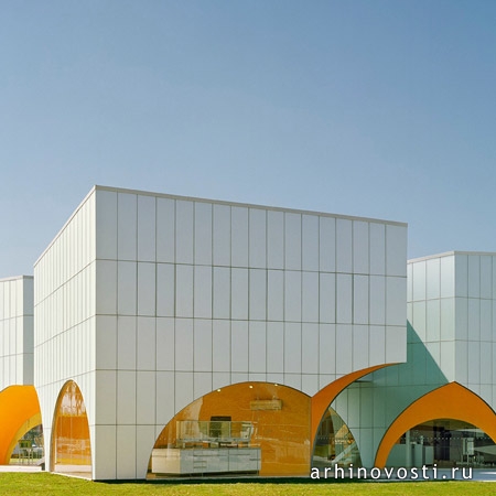 Ройканд Аркитектос (Rojkind Arquitectos) построили здание-лабораторию для Нестле (Nestlé). Кверетаро, Мексика.