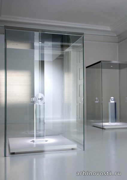 Токуйн Йошиока (Tokujin Yoshioka), "Фрагмент Луны" (Moon Fragment), флакон для духов Картье (Cartier).