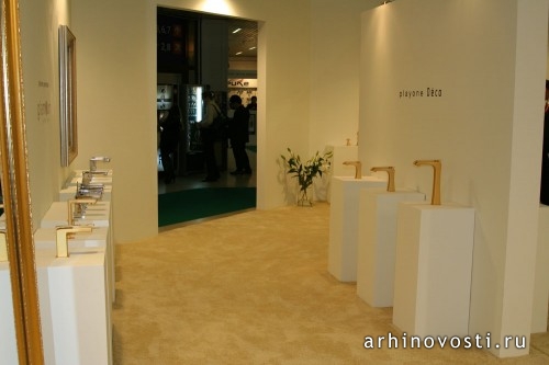 Выше: Фабрика FIR ITALIA, коллекция Мелроуз (Melrose).