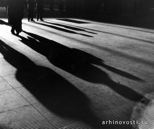 Тени пешеходов на станции в Риме, 1952. Фотограф Айвор де Вольф (Ivor de Wolfe).