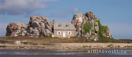 Дом между скал (House Between The Rocks), Франция.