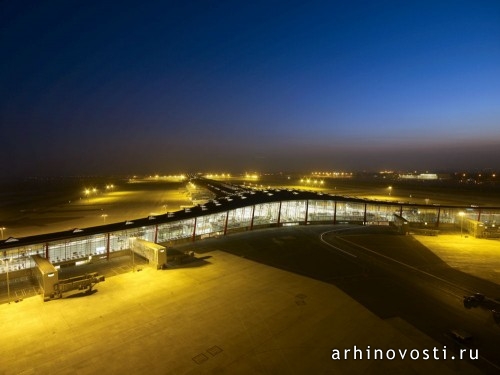 Воздушный терминал Пекинского Аэропорта (Beijing Capital International Airport Terminal), проект Фостер + Партнерс (Foster and Partners) совместно с НАСО (NACO) и Пекинским институтом архитектурного дизайна (Beijing Institute of Architectural Design).