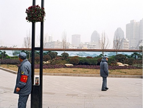 Дорожный патруль. Во время сноса старого района. Шанхай, 2007 год. Борис Шварцман (Boris Svartzman).