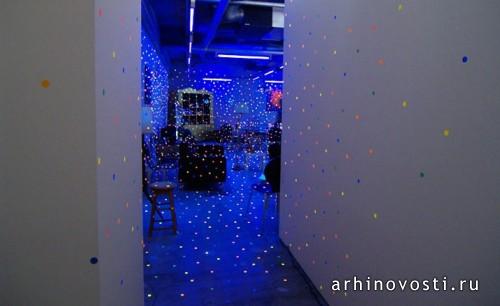 Яиои Кусама (Yayoi Kusama), инсталляция в концептуальном пространстве "Шесть" (Six).