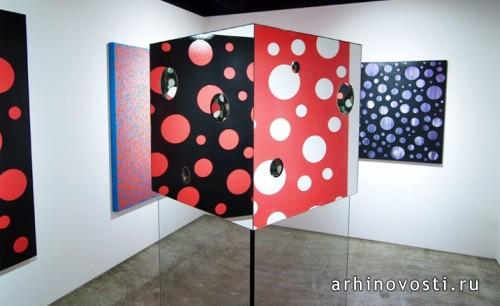 Яиои Кусама (Yayoi Kusama), инсталляция в лондонской галерее Хэйворд (Hayward gallery).