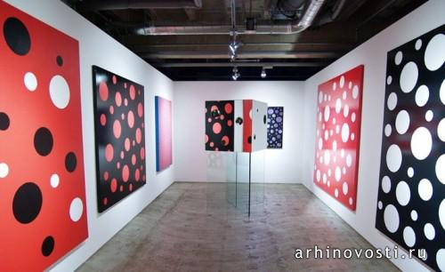 Яиои Кусама (Yayoi Kusama), инсталляция в лондонской галерее Хэйворд (Hayward gallery).