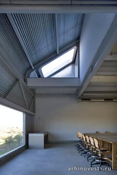 Инес Лобо Аркитектос (Inês Lobo Arquitectos) и Вентура Триндейд Аркитектос (Ventura Trindade Arquitectos), переоборудовние промышленного здания в образовательный центр.