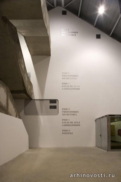 Инес Лобо Аркитектос (Inês Lobo Arquitectos) и Вентура Триндейд Аркитектос (Ventura Trindade Arquitectos), переоборудовние промышленного здания в образовательный центр.
