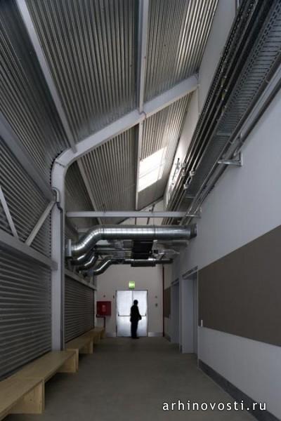 Инес Лобо Аркитектос (Inês Lobo Arquitectos) и Вентура Триндейд Аркитектос (Ventura Trindade Arquitectos), переоборудовние промышленного здания в образовательный центр.