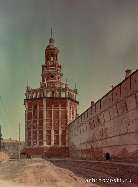 Уточья башня. Теперь белая, кроме верхних ярусов.