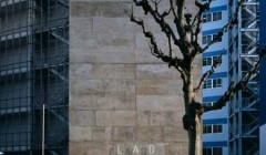 "Лэд Мьюзишн Нагойя" (Lad Musician Nagoya), здание для центрального магазина одежды престижной марки, проект студии "Основной дизайн" (General Design), Нагойя, Япония.