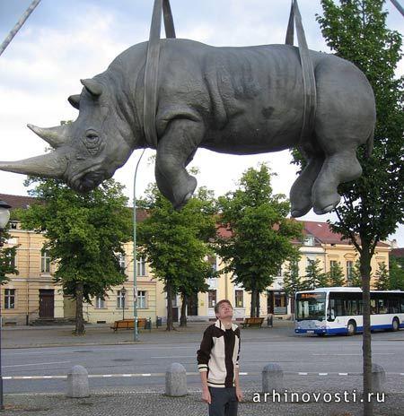 Странная скульптура.