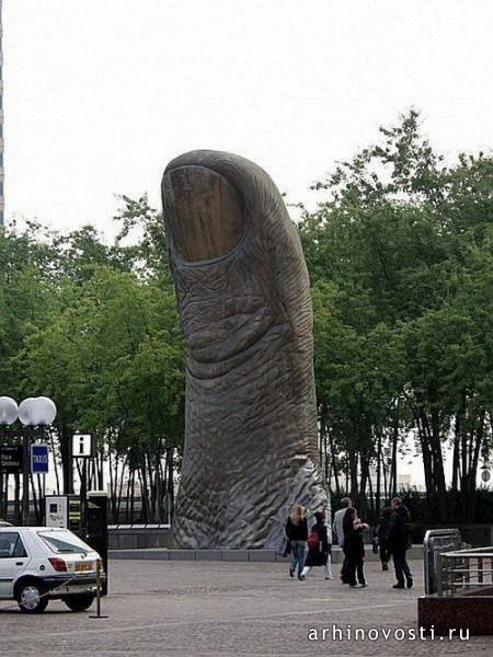 Странная скульптура.