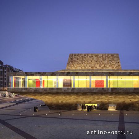Мекану (Mecanoo) приземлили театр и конгресс-центр. Ллейда, Испания.