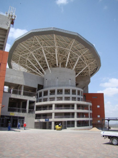 Достроен Питер Мокаба Стэдиум (Peter Mokaba Stadium) — стадиона в городе Полокване, ЮАР.
