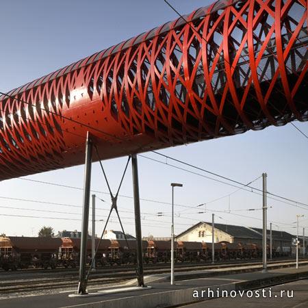Пешеходный мост от Бернара Чуми (Bernard Tschumi). Ла-Рош-сюр-Йон, Франция.
