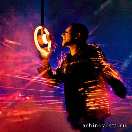 Лазерный костюм Боно (Bono) для мирового турне. Англия.