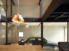 Дом, сделанных из двух домов" (A House Made of Two), жилой проект Акио Наказа (Akio Nakasa), Канагава, Япония.