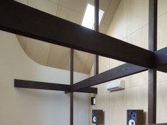 Дом, сделанных из двух домов" (A House Made of Two), жилой проект Акио Наказа (Akio Nakasa), Канагава, Япония.