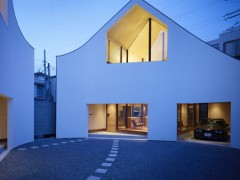 Дом, сделанных из двух домов" (A House Made of Two), жилой проект Акио Наказа (Akio Nakasa), Канагава, Япония.