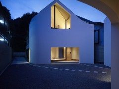 Дом, сделанных из двух домов" (A House Made of Two), жилой проект Акио Наказа (Akio Nakasa), Канагава, Япония.