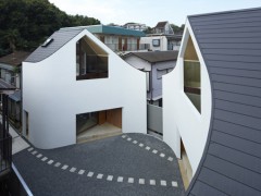 Дом, сделанных из двух домов" (A House Made of Two), жилой проект Акио Наказа (Akio Nakasa), Канагава, Япония.