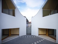 Дом, сделанных из двух домов" (A House Made of Two), жилой проект Акио Наказа (Akio Nakasa), Канагава, Япония.