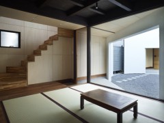 Дом, сделанных из двух домов" (A House Made of Two), жилой проект Акио Наказа (Akio Nakasa), Канагава, Япония.