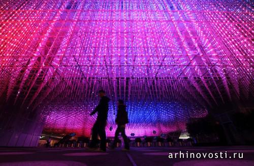 Посетители возле Шанхайского корпоративного павильона (Shanghai Corporate Pavilion), Куб мечты (Dream Cube).