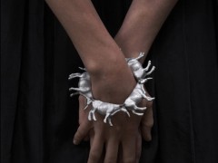 Предмет из коллекции ювелирных изделий "Секретный друг" (Secret Friend), автор Тизи Катчамач (Tithi Kutchamuch), Лондон, Англия.