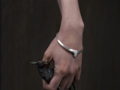 Предмет из коллекции ювелирных изделий "Секретный друг" (Secret Friend), автор Тизи Катчамач (Tithi Kutchamuch), Лондон, Англия.