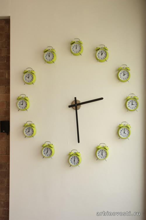 Часы в гостиной.