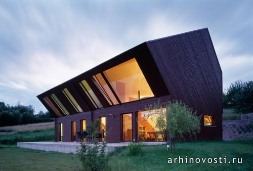 FOVEA architects: скошенный дом