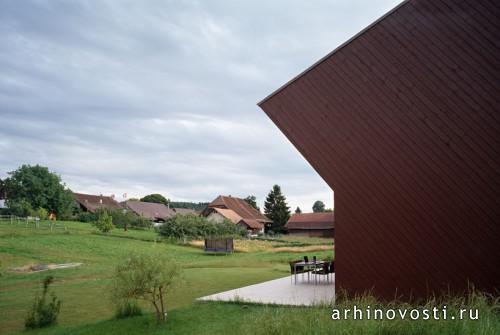 FOVEA architects: скошенный дом