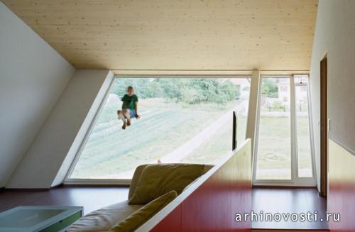 FOVEA architects: скошенный дом