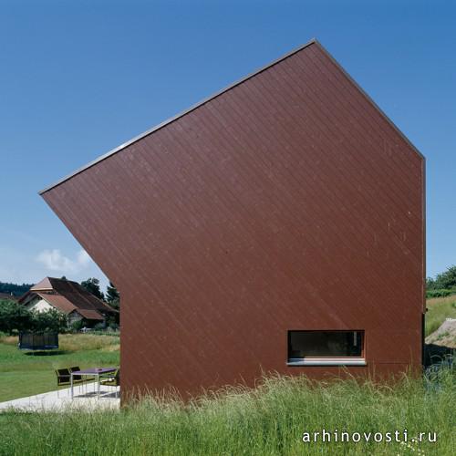 FOVEA architects: скошенный дом