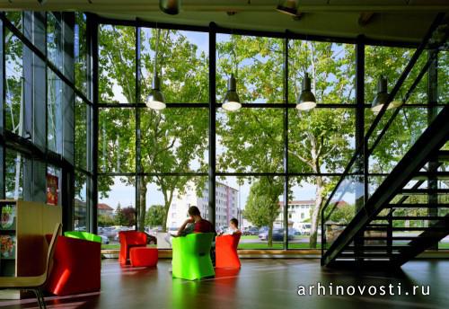 Библиотека и холл "Платформа Искусств" (‘Quai des Arts' / ‘Platform of the Arts'), проект бюро Шабан и партнеры (CHABANNE & partenaires architectes), Румилли, Франция.