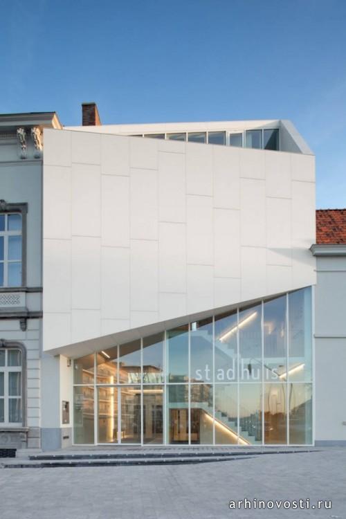 Здание мэрии от Dehullu Architects. Харельбеке, Бельгия.