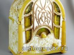 Радиоприемник в художественном янтарном корпусе «РАДИО-ретро»