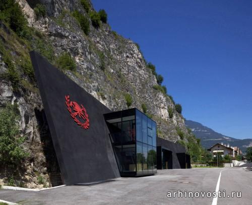 Пост пожарных от Bergmeister Wolf Architekten. Магре-сулла-Страда-дель-Вино, Италия.