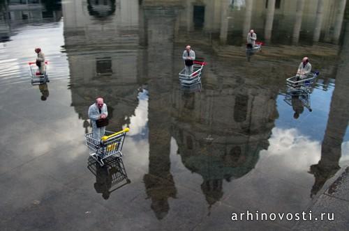 Стрит-арт проект «Cement eclipses» (Цементные затмения) от Исаака Кордала (Isaac Cordal). Стрит-арт проект «Cement eclipses» (Цементные затмения) от Исаака Кордала (Isaac Cordal).
