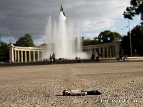 Стрит-арт проект «Cement eclipses» (Цементные затмения) от Исаака Кордала (Isaac Cordal). Стрит-арт проект «Cement eclipses» (Цементные затмения) от Исаака Кордала (Isaac Cordal).