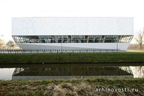 Спортивный комплекс Almelo IISPA от Koppert+Koenis Architecten. Алмело, Нидерланды.