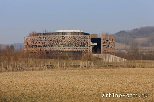 Музей от Bernard Tschumi Architects. Ализ-Сент-Рен, Франция.
