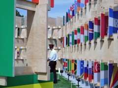Архитектурная инсталляция «House of Flags» (Дом флагов) от AY Architects. Лондон, Великобритания.