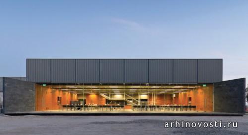 Столовая от Polidura + Talhouk Arquitectos. Лампа, Чили.