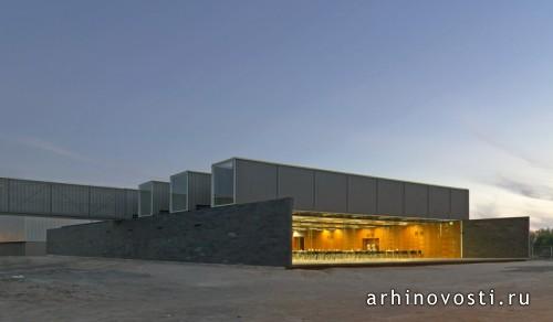 Столовая от Polidura + Talhouk Arquitectos. Лампа, Чили.